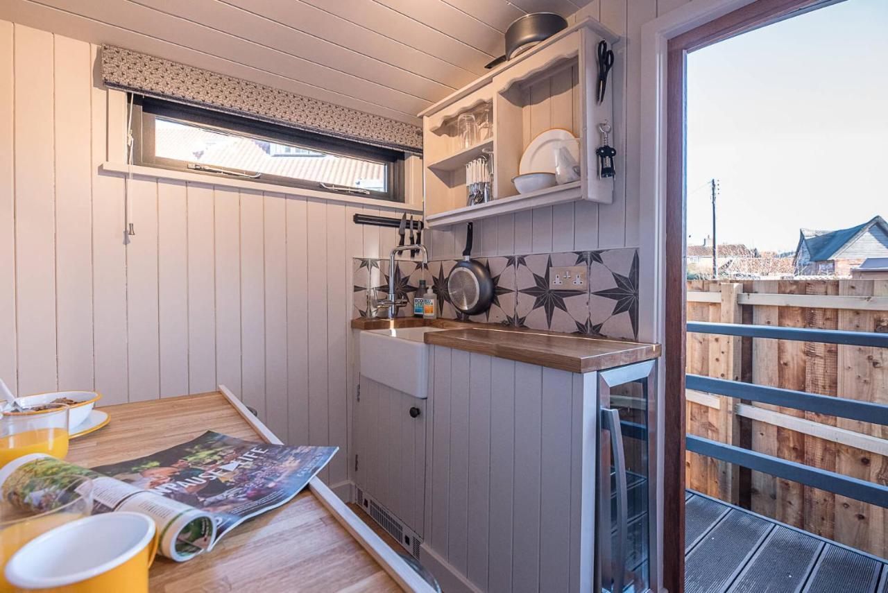 Bo Peep Shepherds Hut, Thorpeness Лейстън Екстериор снимка